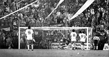 A moment of the match: Jorge Sere stopping the penalty kick by Walter Fernandez Sere ataja penal racing.jpg