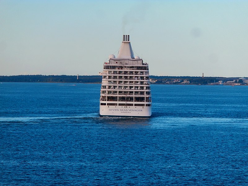 File:Seven Seas Voyager Stern Tallinn 9 September 2016.jpg