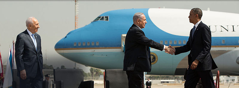 File:Shimon Peres observes Binyamin Nitanyahu greeting Barack Obama.jpg