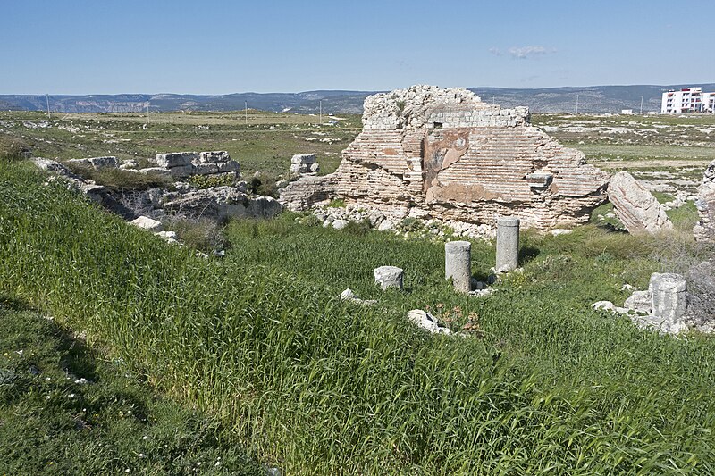 File:Silifke Aya Tekla Site buildings might be a church in 2015 2289.jpg