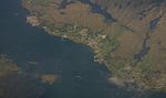 Luftbild einer an einem Fjordufer gelegenen Ansiedlung