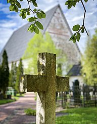 Kyrkan sett från Sjundeå begravningsplats.