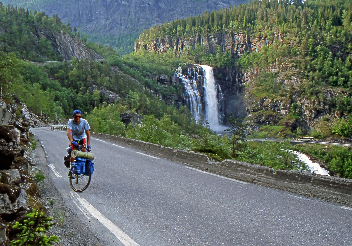 Норвегия 13. Skjervsfossen. Движущий фото бабушки в дорога водопады машины и Мопеды в мире.