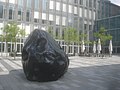 „Meteorit“, Skulptur von de:Mischa Kuball, Hohlobjekt mit Innenbeleuchtung, 300 x 400 cm, 2009, Stuttgart-Fasanenhof,