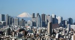 Fuji sett över Tokyo skyline i Shinjuku