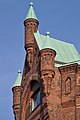 Deutsch: Detail des Kopfbaus des Blocks S in der Speicherstadt in Hamburg-HafenCity. This is a photograph of an architectural monument. It is on the list of cultural monuments of Hamburg, no. 968.