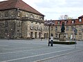 Stadthalle mit Jean-Paul-Denkmal