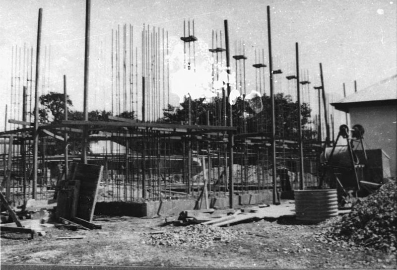 File:StateLibQld 2 270129 Construction of the city council chambers in Cairns, 1929.jpg