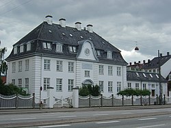 The main building of the original serum institute is represented on the company logo. Statens Serum Institut hovedbygning.JPG