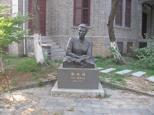 南京大学の旧居の前に立つパール S. バックの銅像 Wikipediaより
