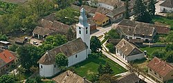 Die reformierte Kirche von Suza aus der Vogelperspektive