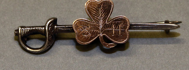 A "Sweetheart pin" with the emblem of the South Irish Horse (SIH), sent by a soldier to his girlfriend as a memento