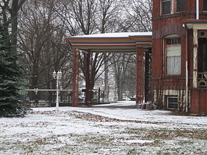 The elegant porte-cochere on the home's south face. Sycamore Boynton House2.jpg