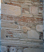 Détail de la maçonnerie avec remplois de sculpture romaine et byzantine