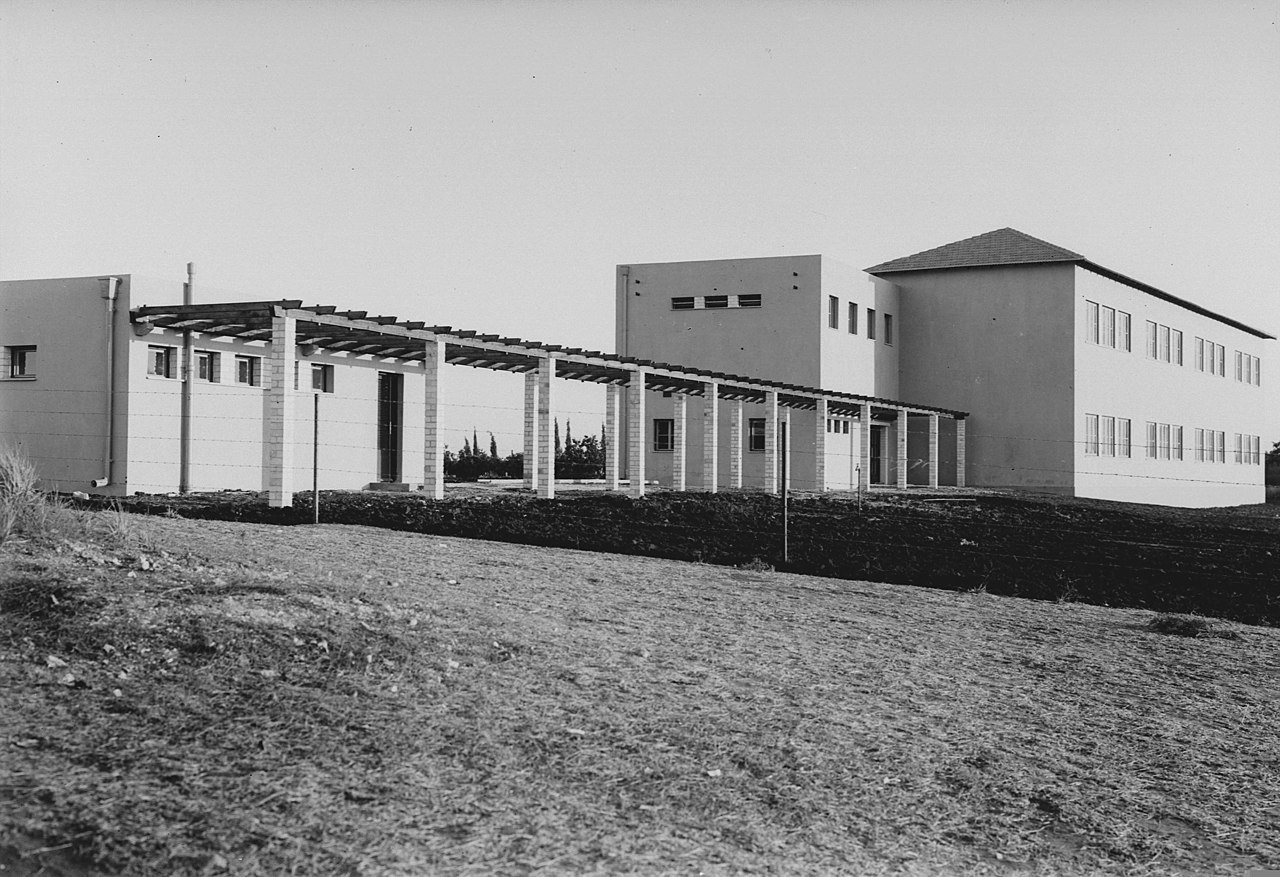 File:THE "USSISHKIN" SCHOOL IN KFAR SABA. מראה כללי של מבנה בית הספר אוסישקין  בכפר סבא.D604-045.jpg - Wikimedia Commons
