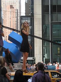 Taylor Swift presentando You Belong With Me en los ensayos para los premios MTV Video Music Awards del 2009.
