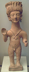 Statuette d'orant (IIIe siècle av. J.-C.) trouvée dans la nécropole de Puig des Molins (Ibiza) et exposée au Musée archéologique national de Madrid.