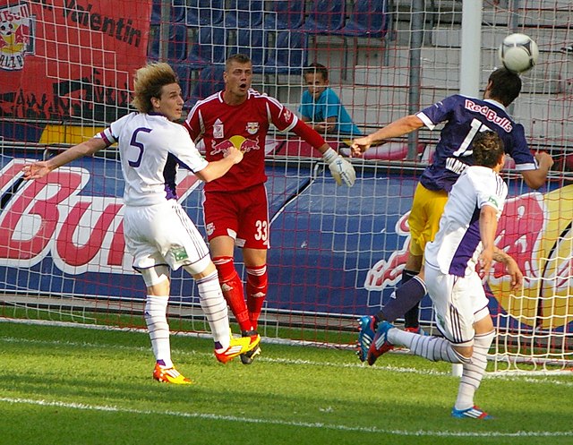 Biglia (wearing number five) in a friendly match against Red Bull Salzburg in 2012.