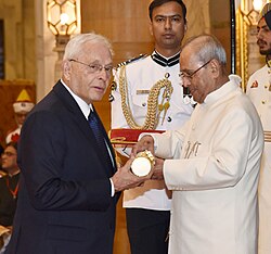 The President, Shri Pranab Mukherjee presenting the Padma Bhushan Award to Dr. Tehemton Erach Udwadia, at a Civil Investiture Ceremony, at Rashtrapati Bhavan, in New Delhi on March 30, 2017.jpg