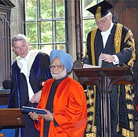 Сингх после получения почетной степени в области гражданского права Оксфордского университета