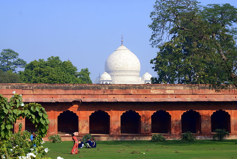 File:The Taj and the complex seen from outside.JPG
