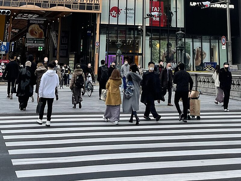 File:The people crossing the pedestrian crossing at Shinsaibashi on 2nd March 2021.jpg