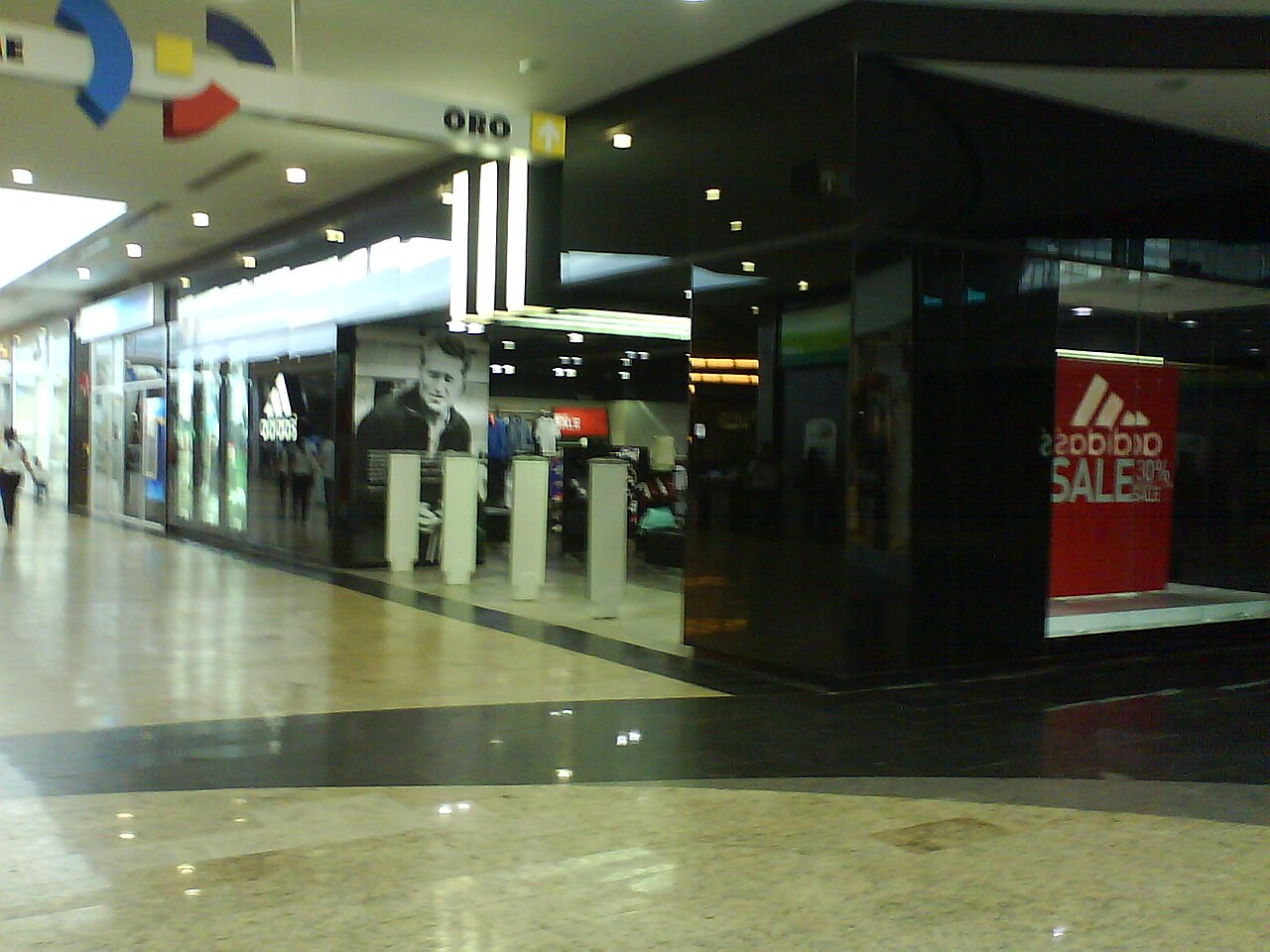 File:Tienda Adidas en Orinokia Mall en Ciudad Guayana, Venezuela.JPG -  Wikimedia Commons
