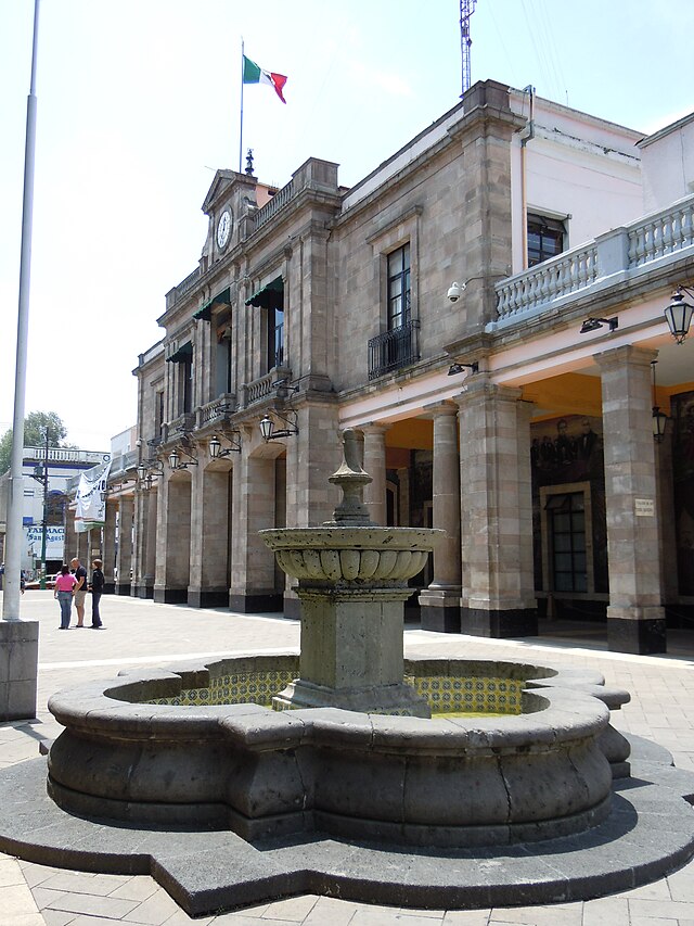 Die Plaza de la Constitución mit Gebäude der Bezirksverwaltung