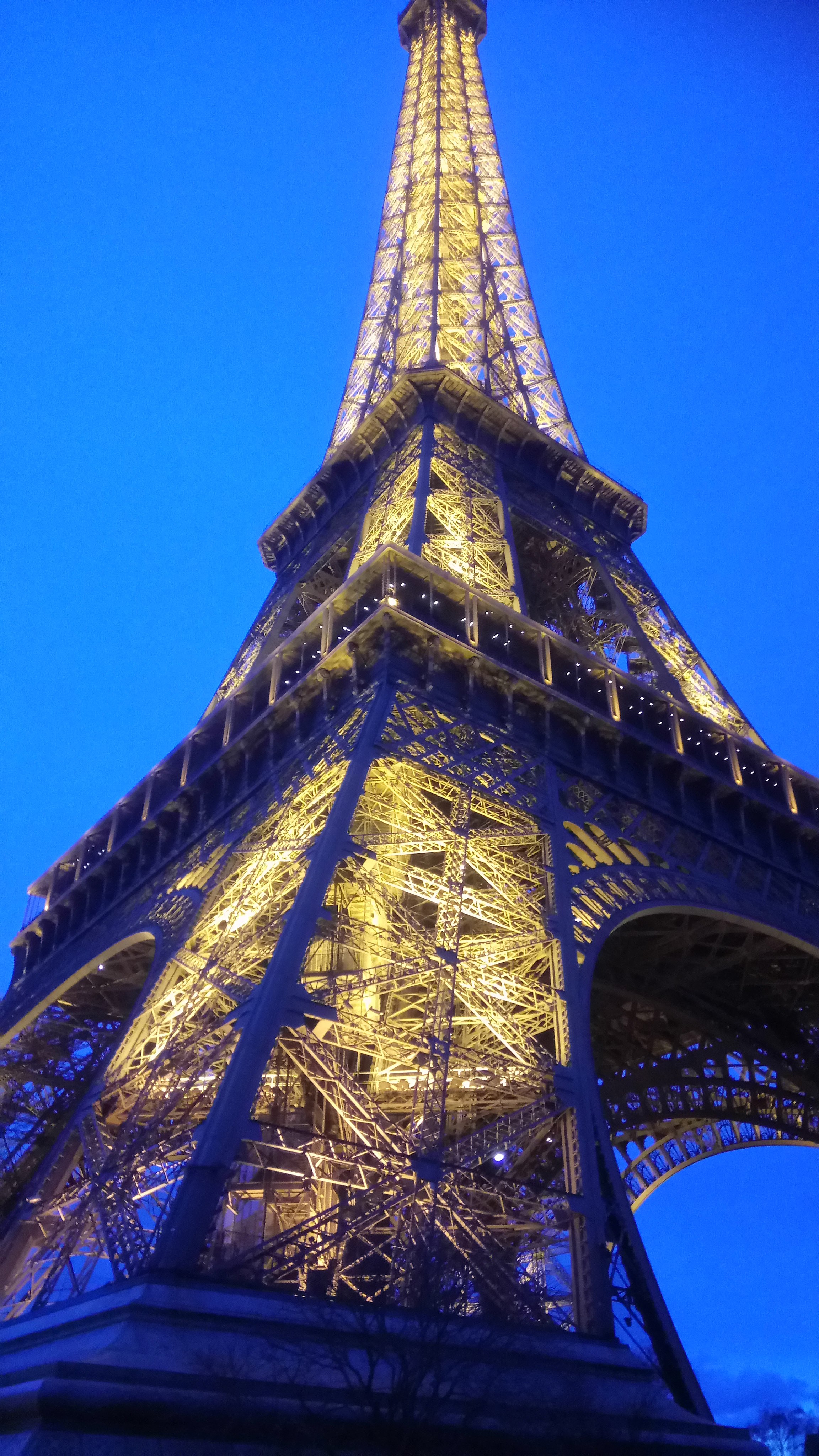 Featured image of post Foto Torre Eiffel Noche / …cuando alemania ocupó francia durante la segunda guerra mundial, los militares franceses cortaron los cables del elevador de la torre eiffel de manera que, si los alemanes querían izar la bandera nazi, tendrían.