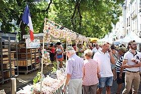 En bås, der sælger hvidløg på Tours hvidløg og basilikumesse på Place du Grand-Marché i 2018.