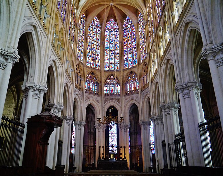 File:Tours Cathédrale Saint-Gatien Innen Chor 6.jpg