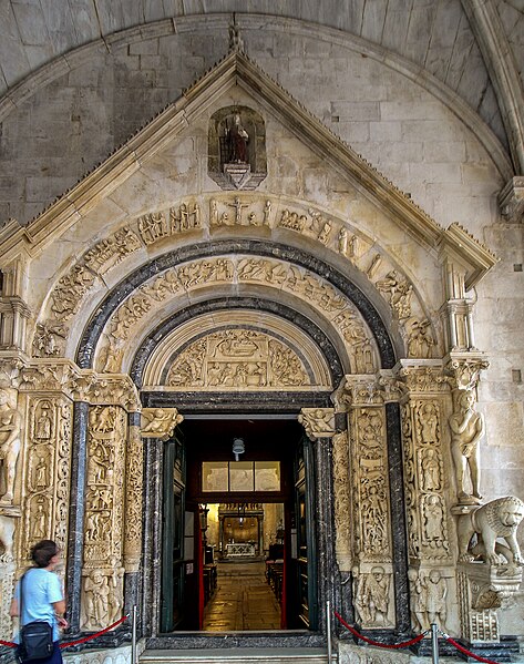 File:Trogir katedrála sv. Vavřince portál.jpg