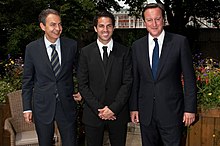 Fàbregas nel luglio 2011 tra gli allora Primi ministri di Spagna, José Luis Rodríguez Zapatero, e del Regno Unito, David Cameron