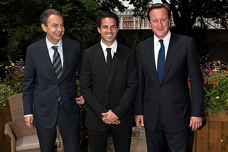 ไฟล์:UK_Prime_Minister_David_Cameron_with_Cesc_Fabregas_in_July_of_2011.jpg