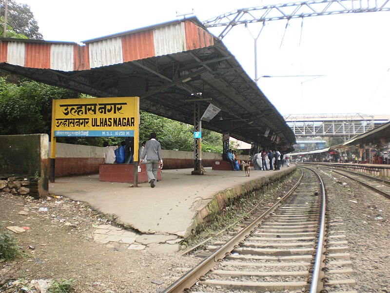 File:Ulhasnagar Railway station 2000.jpg