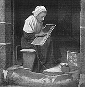 Une brodeuse à Douarnenez (France), vers 1905.