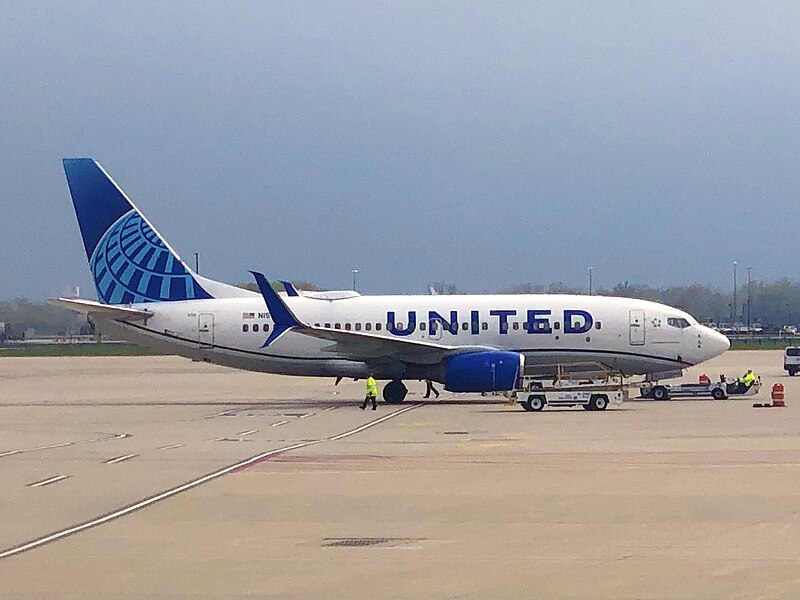 File:United Airlines 737-700 N15712 at CLE 2023.jpg
