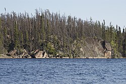 Jezero Uyenanao prikazuje štetu od šumskog požara u jezeru Kisseynew 2010.jpg