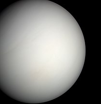 Na luz visible, Venus é unha esfera case sen trazos e incolora cunha cuberta de nubes uniforme