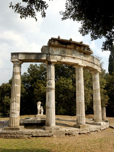 File:Venus temple villa Adriana.jpg