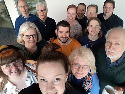 Wikimedia Sveriges personal och styrelseledamöter träffas och diskuterar arbetet.