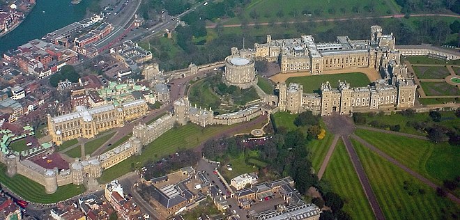 Royaume-Uni   Château de Windsor 660px-Windsor_Castle_from_the_Air_wideangle