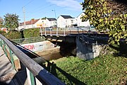 Deutsch: Fußgängerdurchgang neben dem Mödlingbach unter den Brücken als Verbindung der beiden Ortsteile von Wiener Neudorf