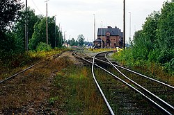 Het strengelspoor op de brug splitst ten oosten van het station.