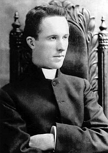 El joven P.  Michael O'Flanagan, foto posiblemente tomada en su ordenación en 1900.