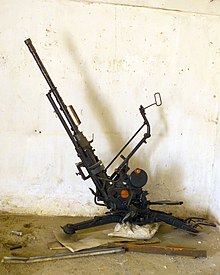 ZPU-1 in Gefechtslage, Räder abgenommen, das Visier fehlt. Die Waffe wurde 2003 von amerikanischen Truppen im Irak erbeutet