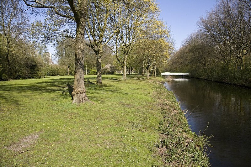 File:Zicht op waterpartij met voetgangersbrug - Amsterdam - 20535191 - RCE.jpg