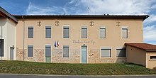 Façade de couleur beige du bâtiment de l'école.