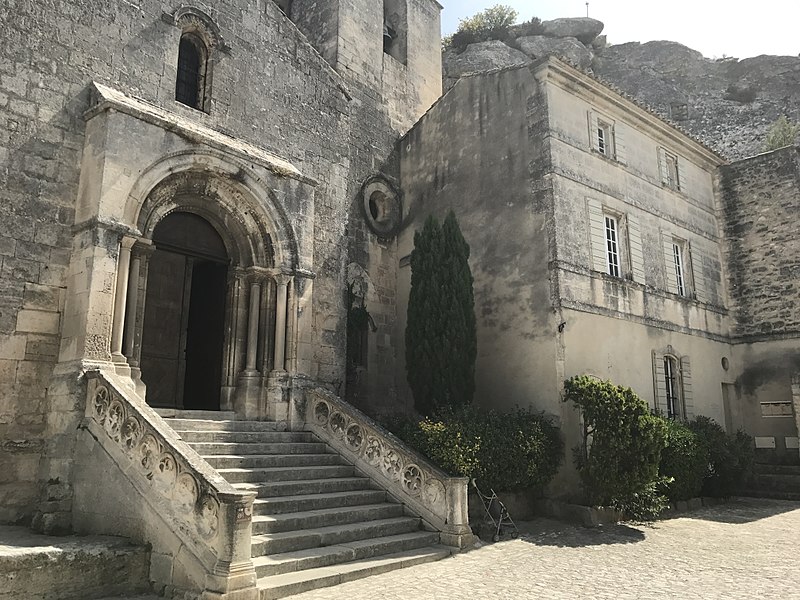 File:Église Saint-Vincent, Les Baux-de-Provence.jpg