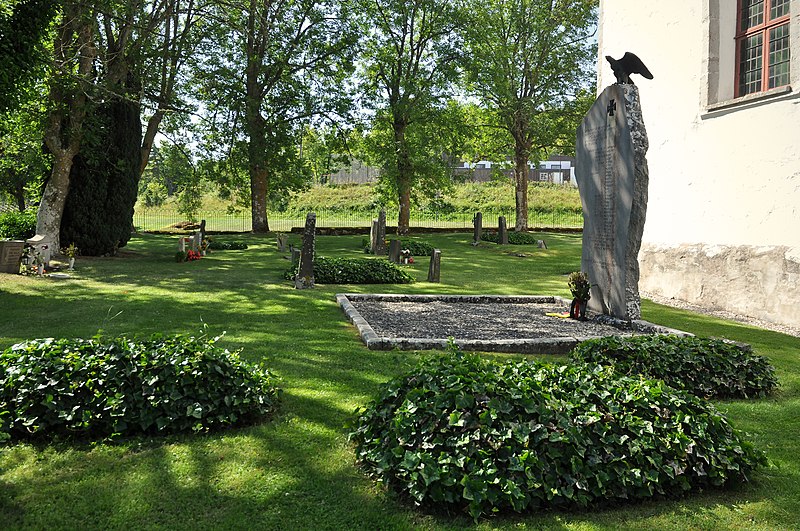 File:Östergarns kyrka Albatrossmonumentet Gotland.jpg